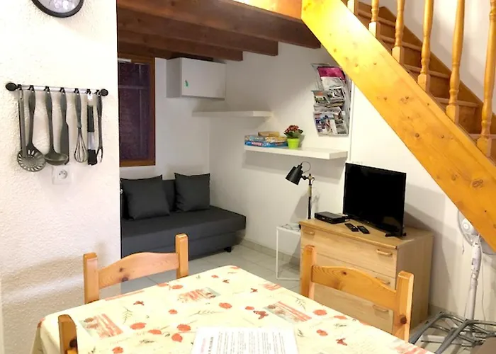 Holiday home Maison Charmante A Avec Piscine Partagee Saint-Martin-de-Bromes